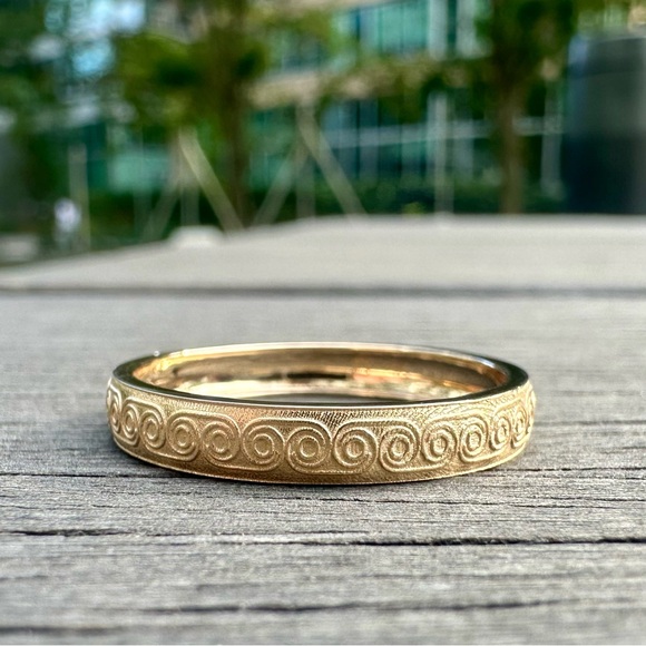 Elegant Gold Swirl Patterned Ring
